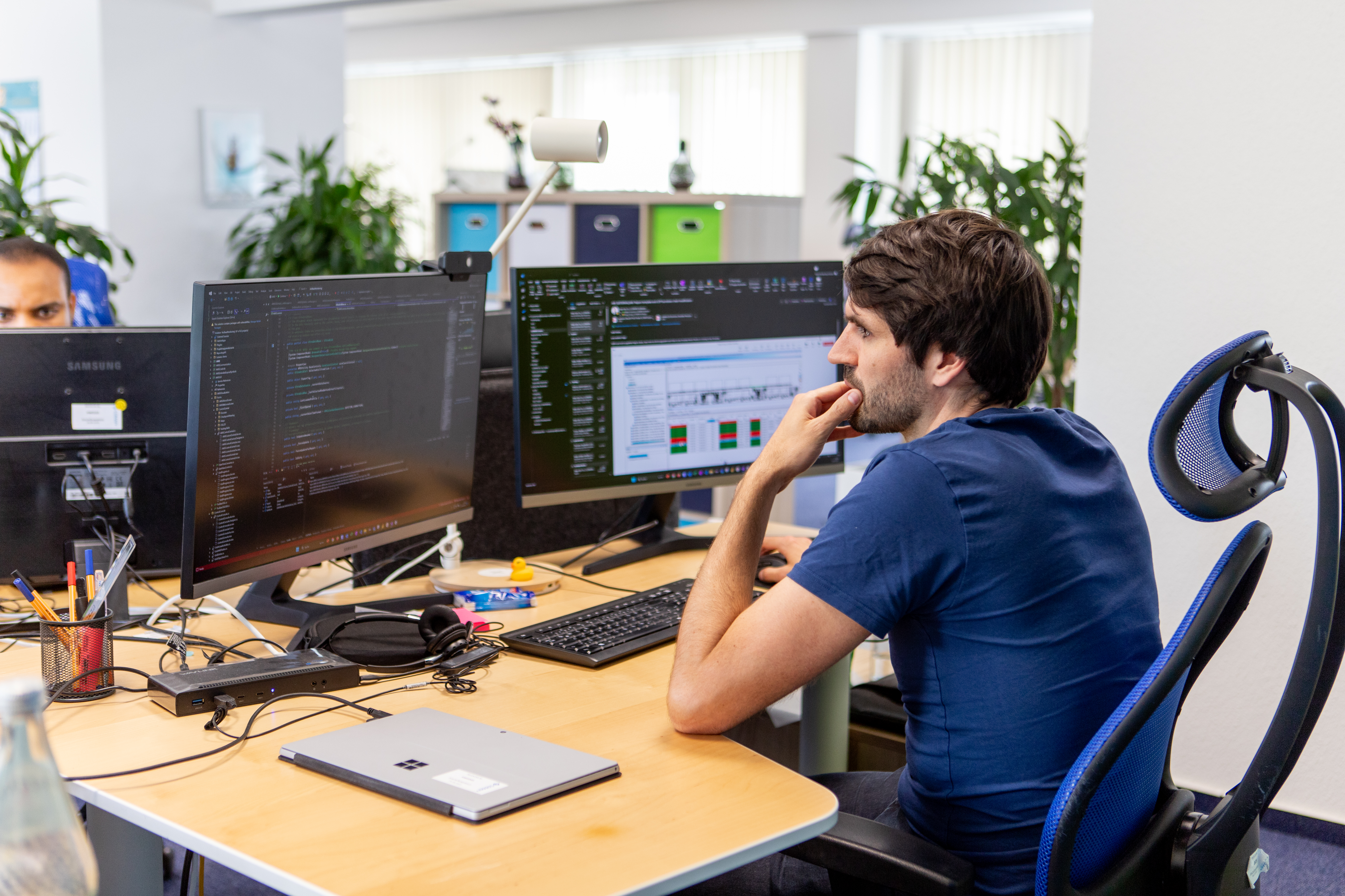 Softwareentwickler für Projektmanagement-Software denkt über eine Aufgabe nach.